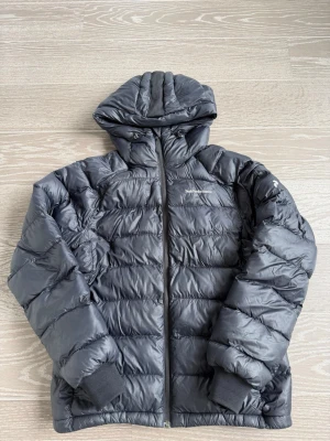 Peak Performance jacka  - Jacka från Peak Performance i storlek M. Jackan är använd en vinter och är väl omhändertagen och därmed inga defekter eller skador på nått sätt. Hör gärna av dig vid frågor.