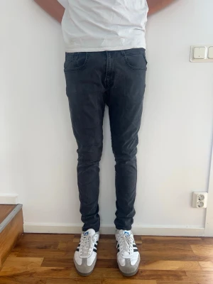 Replay Anbass Jeans - Säljer just nu dessa feta Replay Jeans🙌🏻Storlek: 33/33. Längd= 107 cm | Midja= 42 cm | Skriv för fler frågor eller funderingar! (Deffekt: Litet hål nedanför gylfen) Modellen är 190 cm och väger 75 kg!.