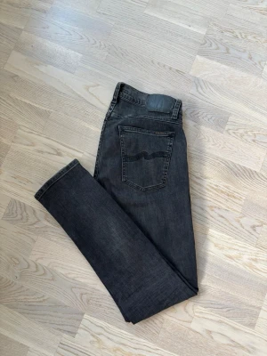 Nudie jeans w32 svarta - Superfina populära och eftertraktade svarta Nudie jeans av högsta kvalité i w32 säljes. 104 cm total längd och 43 cm breda i midjan. Grymma jeans perfekta nu till hösten! Inga hål eller fläckar i utmärkt skick och tveka inte vid minsta fråga eller fundering!