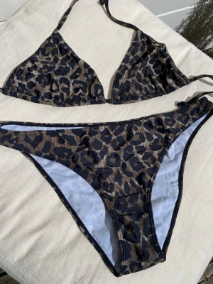 Malene Birger bikini leopard nypris 2200 kr  - Malene Birger bikini leopard nypris 2200 kr 