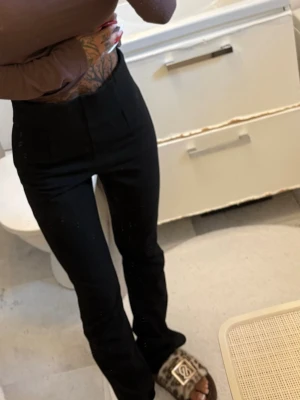 Kostymbyxor  - Svarta skinny kostymbyxor väldigt stretchiga, (för långa & stora på mig som är 163cm) 💋 ▪️ TikTok - ginise  
