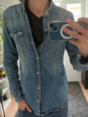 Jeansskjorta  - Sjukt snygg jeanskjorta från Crocker i storlek S