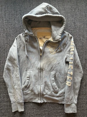 Abercrombie & fitch zip up ~ 2000’s YK2 - Säljer nu denna Abercrombie & Fitch hoodien | st L ~ 180–190cm | liten urtvättad gul fläck som knappt syns, annars i fint skick | passar perfekt nu till kyligare dagar! Kan även gå ner lite i pris vid snabb affär🍁🫶