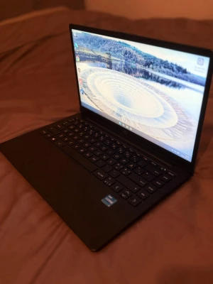 HP Dator - HP 14 tum bärbar dator med Intel Core™ i3-N305-processor. Den har 8 GB RAM och en 512 GB M.2 SSD. Skärmen är en 14" Full HD-skärm. Datorn har Wi-Fi 6 och en HP TrueVision 720p HD-webbkamera. Fläkten kan gå igång ibland och göra lite ljud, inget fel med den.