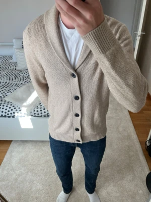 Beige cardigan från Hollister - Sjukt fet cardigan från Hollister i storlek M i mjukt material. Plagget är som nytt utan defekter eller tecken på användning. Ifall du har några frågor så svarar jag gärna på dom ✌🏼