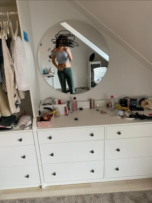 Randig croppad  topp XS-S - Säljer en croppad offshoulder topp med marinblå och vita ränder. Toppen är ärmlös och har en tight passform som framhäver midjan. Perfekt för sommardagar och enkel att matcha med jeans eller kjol. J
