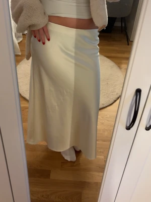Vit satinkjol - Snygg vit/champange satinkjol från gina tricot🥰🥰 passar till allt
