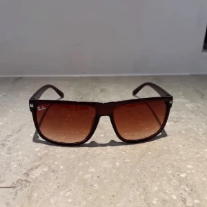 Rayban Boyfriend Solglasögon - Säljer dessa snygga Glasögon. Det står inte Rayban på sidorna och de är därav inte äkta. De är sjukt snygga och helt nya samt så skickas de samma dag som köpet. Kom pm vid minsta lilla fundering eller intresse!