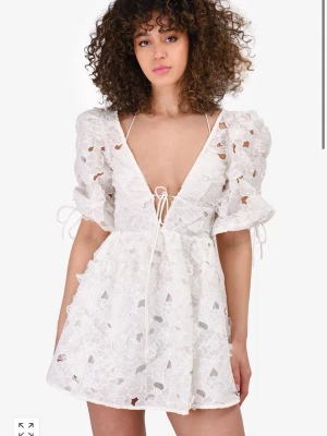 For Love & Lemons klänning - SÖKER denna vita miniklänningen från For Love & Lemons. I storlek XXS eller XS. Hör av er om ni har någon! Kan ge bra pris!