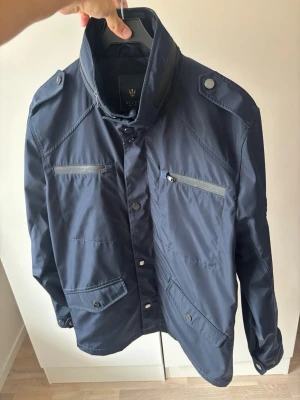 Helt ny Riley fieldjacket storlek 52 (L) - Helt ny ursnygg unik blå Riley field jacket i storlek 52 (L) säljes. Helt ny så skicket är otroligt och inga som helst defekter. Högkvalitativ otrolig jacka från brothers med nypris på över 2000 kr, tveka inte vid kostnad fråga eller fundering 