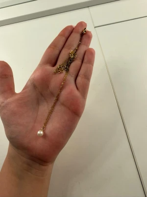Edblad pärl halsband  - Säljer då den inte kommer till användning. Använd 1-2 gånger. Nypris är 450kr!