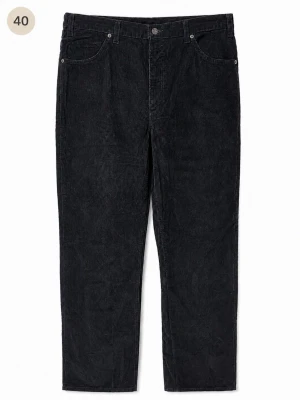 -40-Vintage Levi’s 619 svarta manchesterbyxor W38 L34 – Made in Canada - Vintage Levi’s 619 i svart manchester, tillverkade i Kanada och troligen från 1990-talet.  Klassisk femficksmodell med rak passform, Levi’s-patch baktill och originaletiketter kvar.  • Storlek: W38/L34 enligt etiketten • Material: 85 % bomull, 15 % polyester • Färg: Svart • Modell: Levi’s 619 • Tillverkade i Kanada  Bra vintage skick med normalt bruksslitage, mindre färgskiftningar och veck. Se samtliga bilder noggrant för skick och detaljer.  Vintageplagg kan avvika från dagens storlekar – fråg