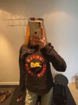Knappt använd kenzo tröja  - Otroligt snygg och cool tröja från kenzo! Den har en supercool design framme med tigerknappar och såklart det fina kenzo trycket med tigern! Den är i superfint skick!! Knappt använd. storlek M.  Skriv gärna vid vid fler bilder! Skickar snabbt, fritt fram att testa skicka prisförslag.
