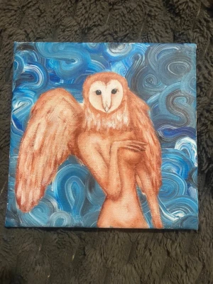 Tavla med surrealistisk ugglefigur - Unik målning på duk som föreställer en surrealistisk varelse med uggleansikte och mänsklig kropp. Bakgrunden har virvlande blå och vita mönster. Perfekt för dig som gillar konst med fantasykänsla.