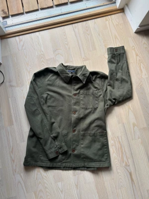 Olivgrön overshirt med fickor - Snygg olivgrön overshirt som jag köpte helt ny från nudies hemsida men aldrig använt. Priset går lätt att diskuteras.
