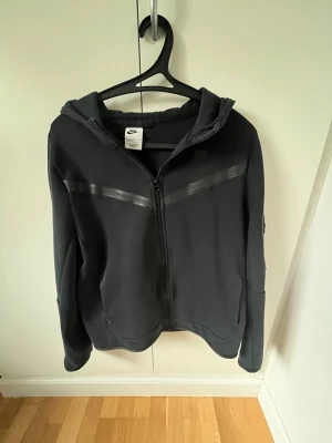 Nike tech  - Nike tech storlek 158-170 cm🔥                                                          Skickas oftast samma dag📦                                             OG Nike tech👕                                                                           Skriv om du har några frågor🙋