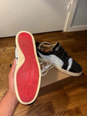 Christian Louboutin skor med spikar - Ovanliga Christian louboutin skor med spikar. Storlek 42.  Använda & har slitage, men inget som är synligt på fot. Äkta.  Skriv vid fler frågor, pris diskuteras! Mvh