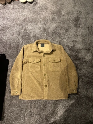 Beige Teddy jacka från sand copenhagen - Beige Teddy jacka från sand copenhagen. Nypris ca 2500kr. Jättebra skick. Storlek L.