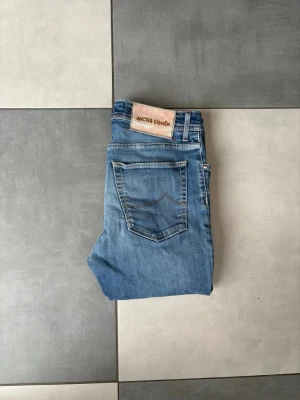 Jacob Cohën Bard Jeans För Herr - Här Säljer jag Jacob Cöhen jeans för herr🤩 Det är W33 och Byxorna har Tvätt! Byxorna är i Riktigt Gott skick😊 100% authentic såklart 👍 Alltid frakt inom 24h✅ Vid en snabb affär kan priset sänkas!! Skriv vid minsta fundering☺️