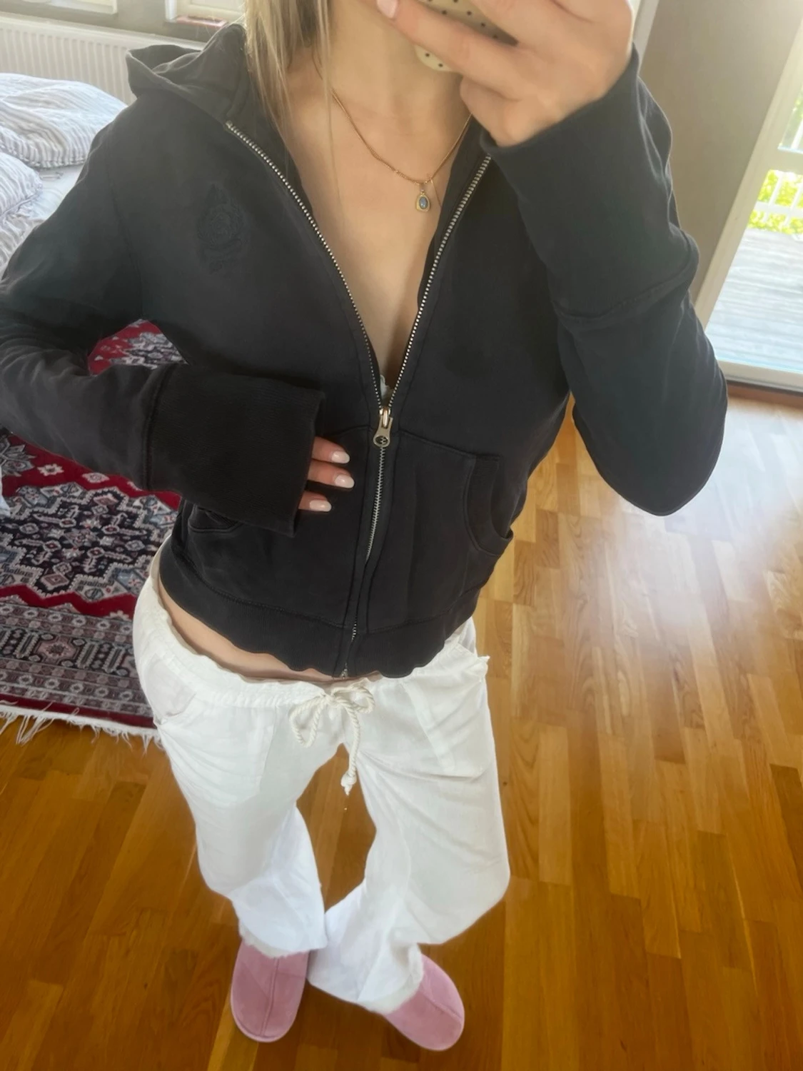 Mörkblå zip hoodie med brodyr