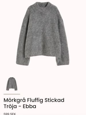 Mörkgrå fluffig stickad tröja - Mysig mörkgrå stickad tröja från Design by Amor. Säljer då jag fick hem två🤗 tröjan är inte testad på endast öppnad💞nypris 600