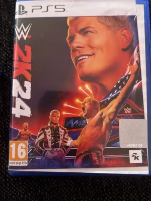 WWE 2K24 till PS5 - WWE 2K24 till PlayStation 5 är ett actionfyllt wrestling-spel med realistisk grafik och flera kända brottare på omslaget. Spelet kommer i ett blått plastfodral och har PEGI 16-märkning. Perfekt för dig som gillar sport och fighting.