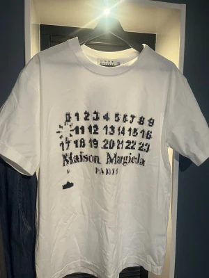 Maison margiela t-shirt - Väldigt fin tröja från Maison margiela. T shiten är i helt nytt skick och är väldigt bekväm. Det är en oversized tröja så den är lite stor i storlek.