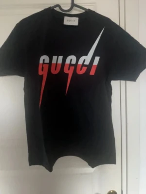 Gucci t shirt - Perfekt skick jätte skönt material. Knappast använt. Riktigt fet ute t shirt. Rökfritt & djurfritt hem. 