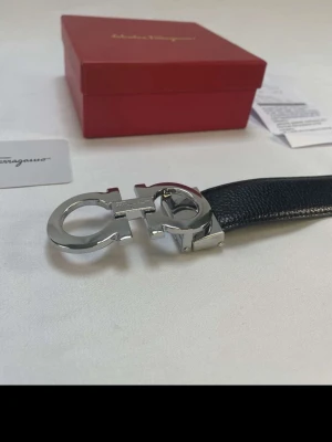 Salvatore Ferragamo skärp 110cm - ❌BOX FÖJER INTE MED ❌ bältet kommer bara för sig självt utan box eller annat så endast bälte. Storlek 110cm skick lite använd syns på bilderna på hålen annars super bra skick. Kontakta vid frågor