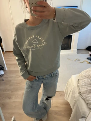 Grön tröja med tryck - Kommer sälja denna snygga pastelgröna tröja med tryck på min plick liveshow söndag 23/8 19:00 där man kommer se plagget närmare 💌