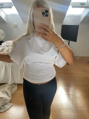 Vit topp  - Vit topp från Nelly som är lite tajtare runt midjan | storlek xs, jag är 154 | mycket bra skick, helt oanvänd💕