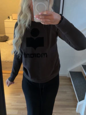 sweatshirt/tröja från Isabel Marant - Säljer en mörkgrå tröja från Isabel Marant då den inte kommer till användning. Skulle säga att den är en blandning av mörkgrå och brun i färg men mer mörkgrå.
