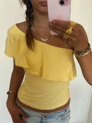 Gul one shoulder volangtopp  - Såå fin gul one shoulder volangtopp! OBS: ❗️Denna kommer säljas via budgivning i min Plick Live show + lyko giveaway den 30 Augusti kl 20.00, så denna går inte att köpa nu. Men skriv gärna om ni har frågor. Jag är 168 och det är mina bilder💖 