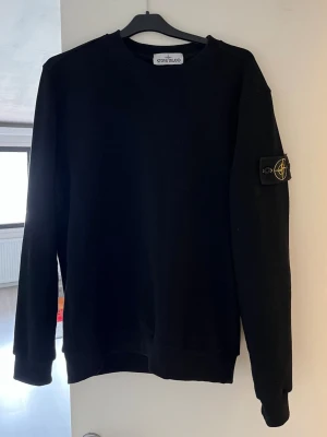 Stone Island Sweatshirt svart  - Mycket fräsch & fin. Inga konstigheter alls. Endast seriösa köpare! (passar bra till Medium)