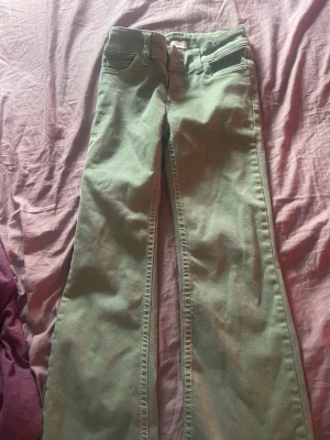 Uppsydda gröna Nelly jeans  - Säljer dom här fina gröna Nelly jeansen som är uppsydda passar dig som har storlek 146-152 från början innan dom syddes upp hade dom storleken 32 dom har testats på nån gång men annars aldrig använda