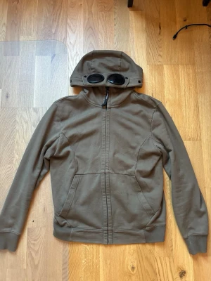 Cp company hoodie - En skön zip hoodie från CP company i bra skick. Tveka inte att fråga om mer bilder eller eventuella funderingar!