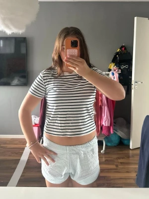 Randig t-shirt  - Kommer sälja denna randiga t-shirt på min plick liveshow söndag 23/8 19:00 där man kommer se plagget närmare 💌