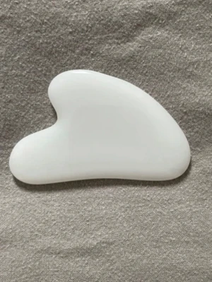 Vit gua sha - Shein  - •En vit gua sha i glas från Shein 