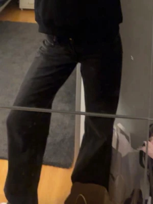Svart low waist jeans från Zara!!! - Säljer mina jättesnygga low waist jeans från Zara, använda fåtal gånger där av inga defekter!!
