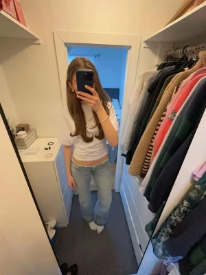 Vit croppad t-shirt i bomull - Vit T-shirt som sitter tajtare i midjan och blir lite mer avslappnad längre upp 💞 super snyggt