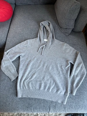 Sayless cashmere hoodie - Sayless cashmere hoodie i utmärkt skick! Storlek xs Perfekt nu till hösten 🍁 Nypris-999kr Hör av dig vid minsta lilla fundering👍
