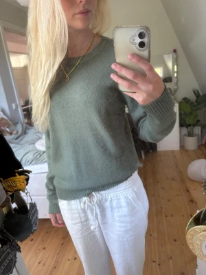 Olivgrön stickad tröja - Mysig olivgrön stickad tröja med rund halsringning och ribbade muddar vid ärmslut och nederkant. Tröjan har en enkel och stilren design, perfekt att matcha med olika outfits. Materialet ser mjukt och bekvämt ut, och modellen är klassisk med lång ärm. Super fin och endast använd en gång!💕💕