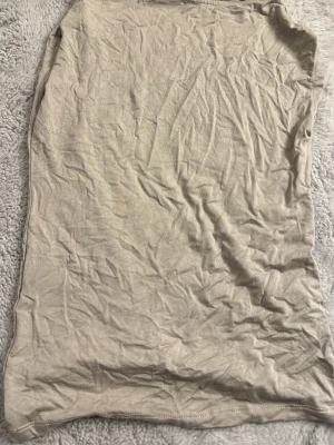 Beige ärmlös tubtopp XS - Säljer en enkel och stilren beige tubtopp i storlek XS. Toppen är ärmlös och har en mjuk, stretchig känsla som passar perfekt till sommaren. Lätt att matcha med olika outfits och superbekväm att bära.