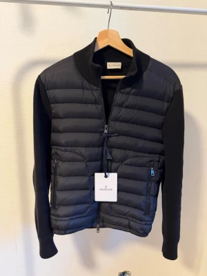 Svart cardiganjacka från Moncler - S men passar xs mer. Dom är små i storlekar