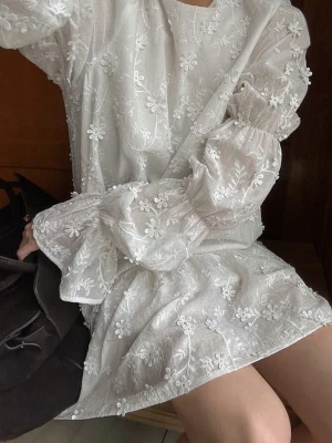 Vit blommig kortklänning med volang - Så snygg klänning från NAKD i helt nytt skick med prislapp kvar! Köpt för 700kr säljes pga för stor för mig. Perfekt till student, fest, midsommar osv💕 strl 38. Postar snabbt!!