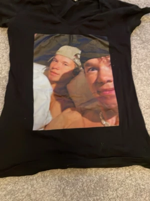 Marcus och Martinus tröja - Egen designad Marcus och Martinus tröja. T-shirten har klassisk passform och rund hals. Perfekt för dig som vill sticka ut med ett unikt motiv.