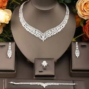 Lyxigt, elegant smyckesset - Säljer ett elegant smyckeset i silver. Setet innehåller ett halsband, ett armband, ett par örhängen och en ring, alla med matchande glittrig design och vackra detaljer