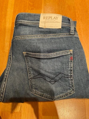 Blå Replay Wally’s jeans med smal passform - Säljer ett par klassiska blå jeans från Replay med smal passform. Jeansen har fyra fickor. Perfekta byxorna för dig som gillar en tidlös och avslappnad stil.