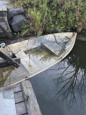 Liten roddbåt i plast - Rodd båt, kan köpas inom kort kan ösa den om så blir falletEn enkel, liten roddbåt i ljusgrå plast med två sittbänkar. Perfekt för kortare turer på sjön eller som extrabåt vid bryggan. Båten har klassisk form och är lätt att hantera. Passar dig som vill ha en smidig och praktisk båt till sommarstället.