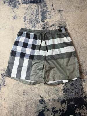 Gröna burberry badshorts - Inte använda